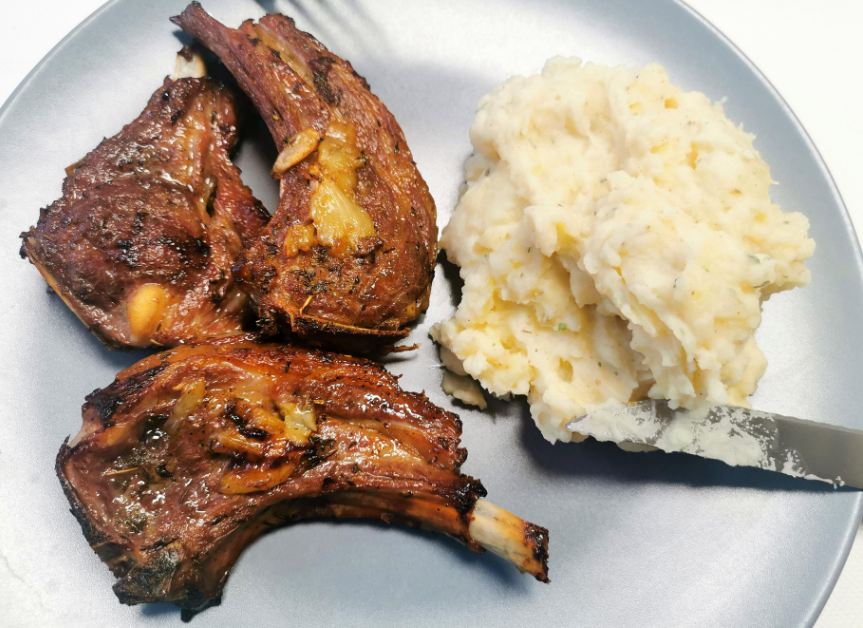 Savory Lamb Chops with Creamy Mashed Potatoes & Crisp Asparagus